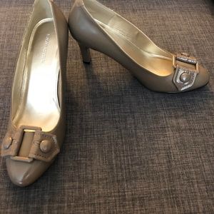 BANANA REPUBLIC BNIB taupe patent leather pump 8
